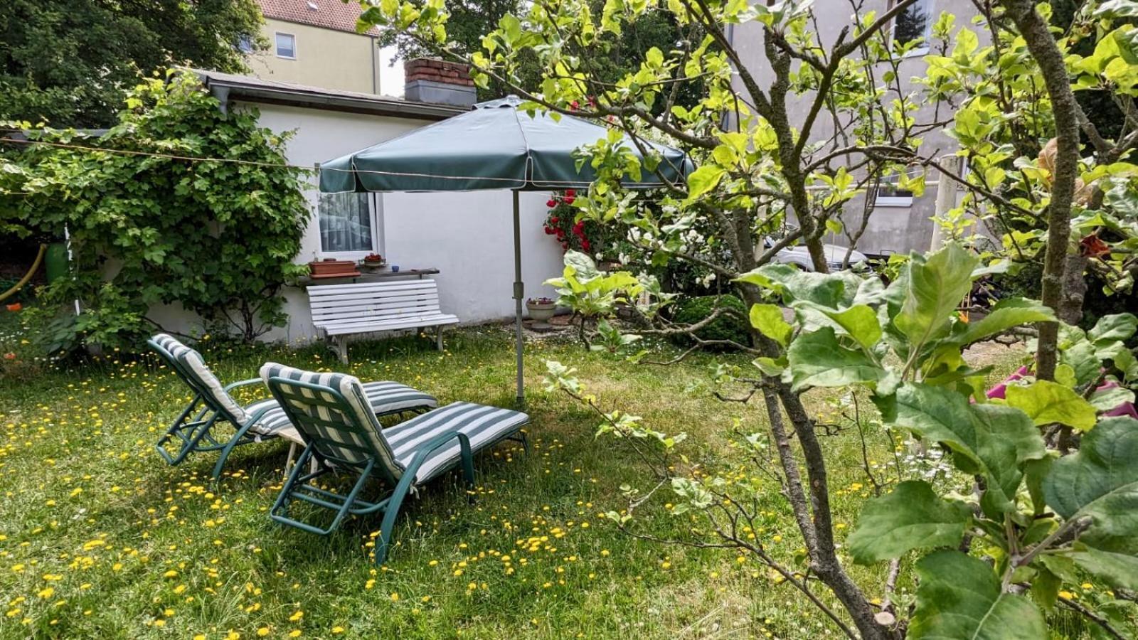 Grosse Mit Loggia Und Garten In *